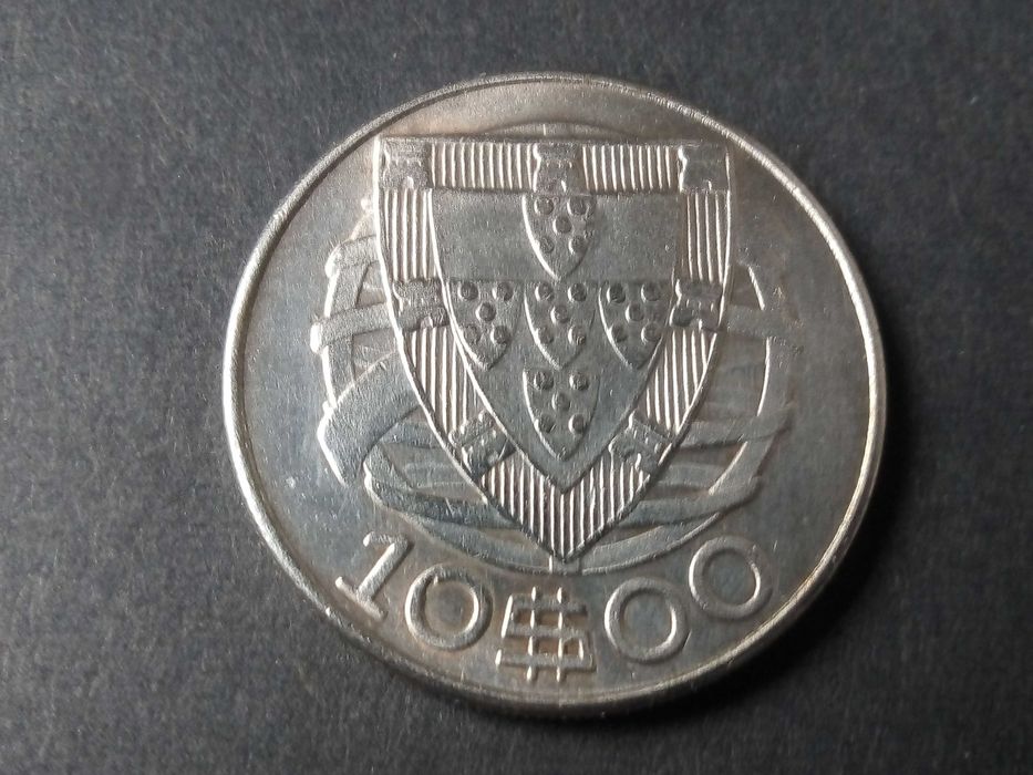 1 moeda de 10$00 de 1942 é uma réplica da verdadeira está nova