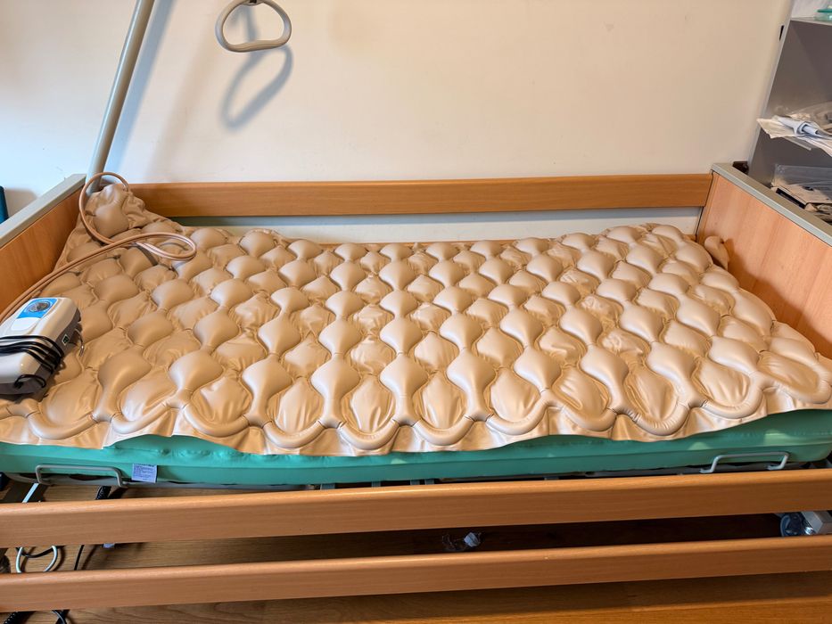 Cadeira de roda, cama hospitalar