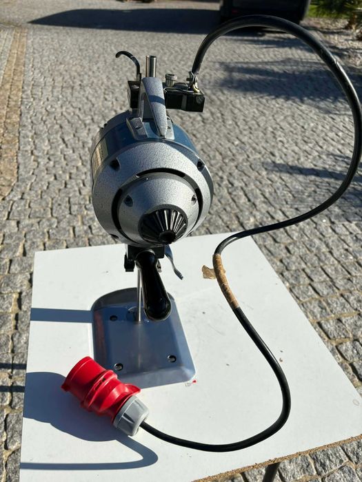 Máquina de Corte de Tecido e Malha Elétrica KM MACK KS - AUV