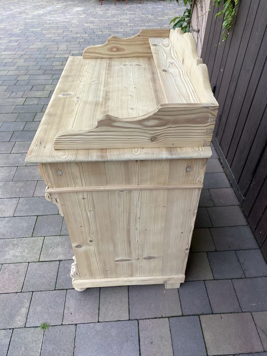 Stara komoda , lite surowe drewno.