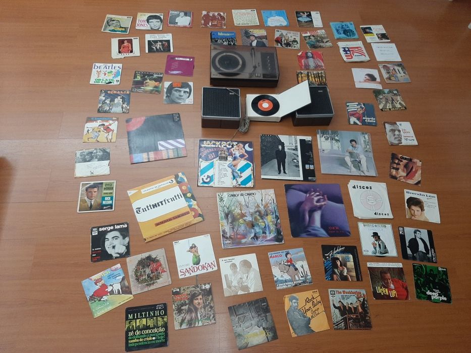 Gira discos Philips 22GF715 com colunas e discos