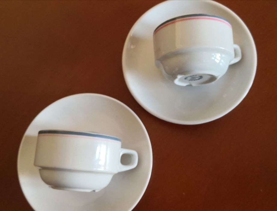 Chávenas de café e pires