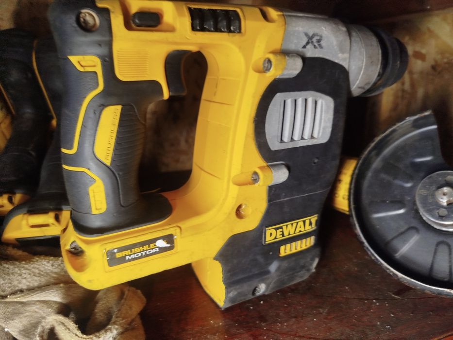 Dewalt інструмент