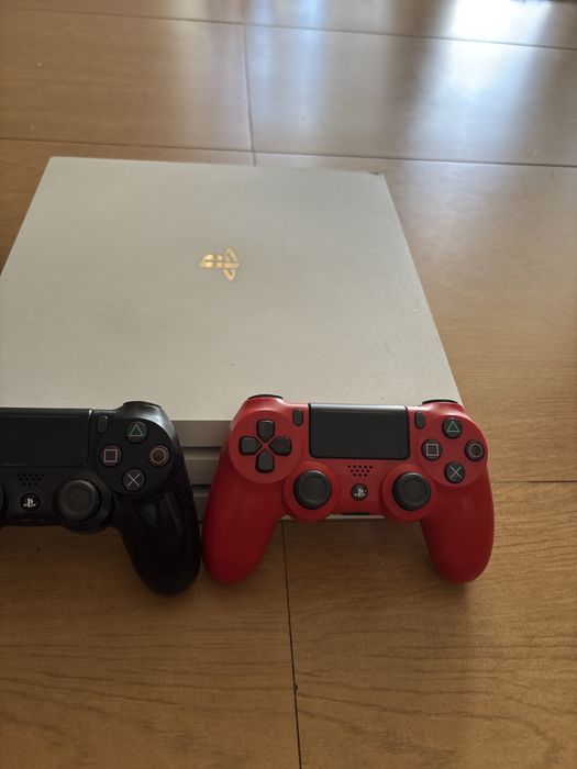PlayStation 4 Pro branca em bom estado e totalmente funcional.