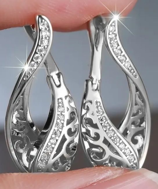 Сережки в подарунковій коробці.