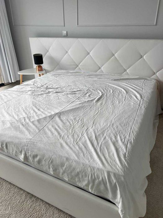 Cama king size 200x180 cm com cabeceira de 3 m – em ótimo estado.