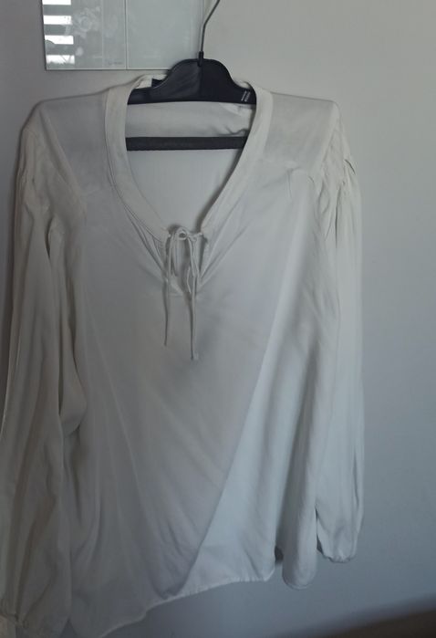 Biała bluzka Reserved z wiązaniem na przodzie