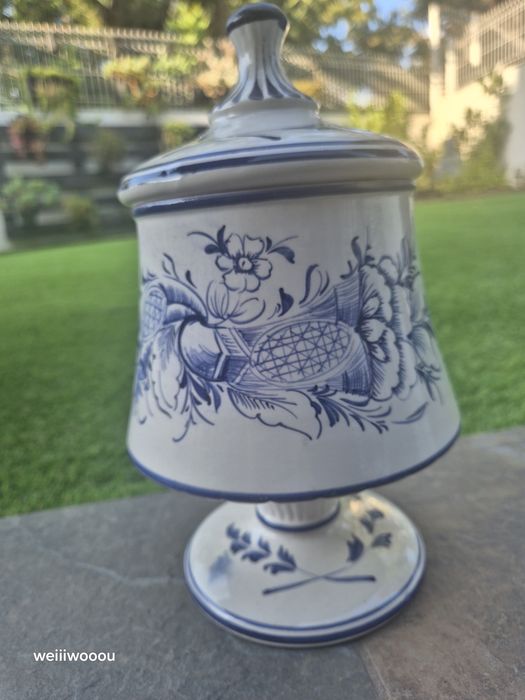 Vendo potiche grande em faiança portuguesa ,pîntado à mão.Altura25cm /largura 18cm