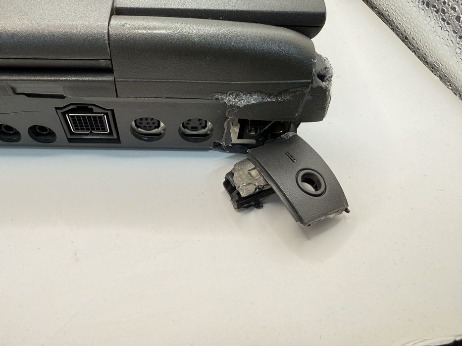 Apple Macintosh PowerBook 5300 retro laptop