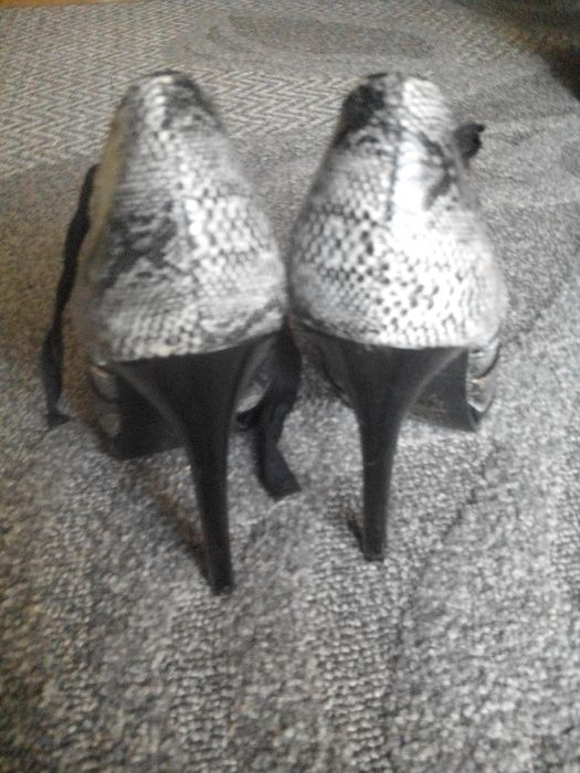 Wężowe sandałki na platformie