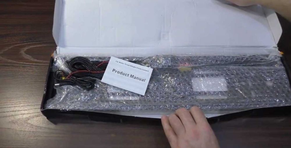 Автомобільна камера заднього виду в рамці номерного знака