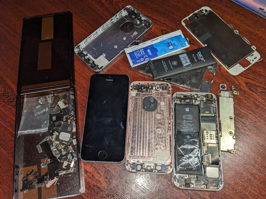 Лот запчастин айфон se 2016 ціна за все !