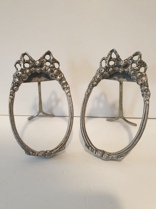 Pair of beautiful antique oval frames in cast metal