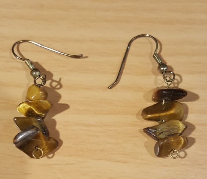 Par de brincos com pedras de mocambique olho de tigre