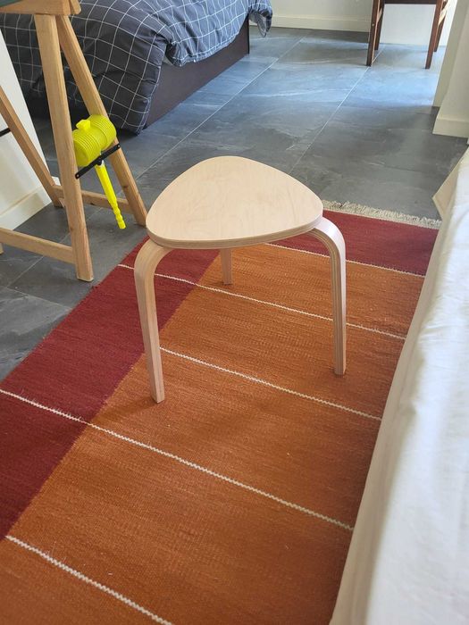 Mesa com 2 cadeiras e 2 bancos