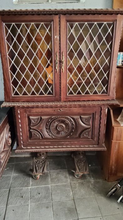 Moveis Antigos - Cristaleira e Mesa de escritório