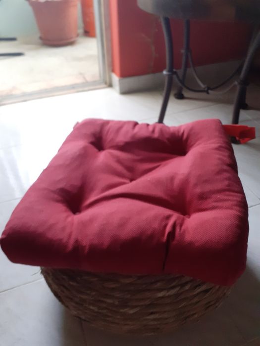 Almofada vermelha de tecido