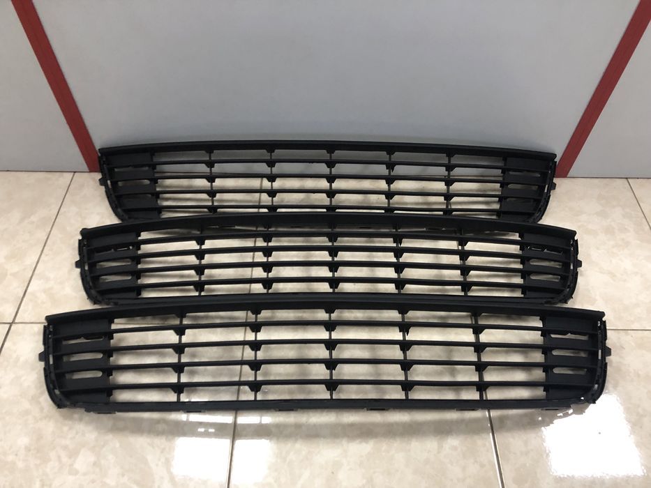 Volkswagen Caddy Фольксваген Кадді 2010р- решітка в бампер центральна