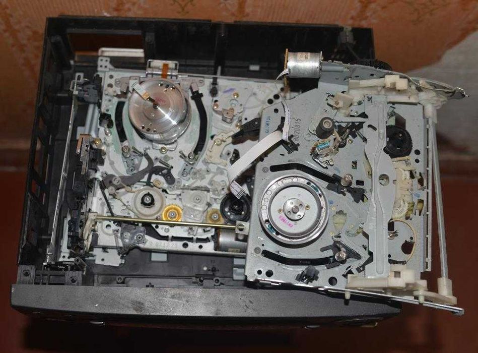 Три DVD, з/ч до відеомагнітофонів, тощо