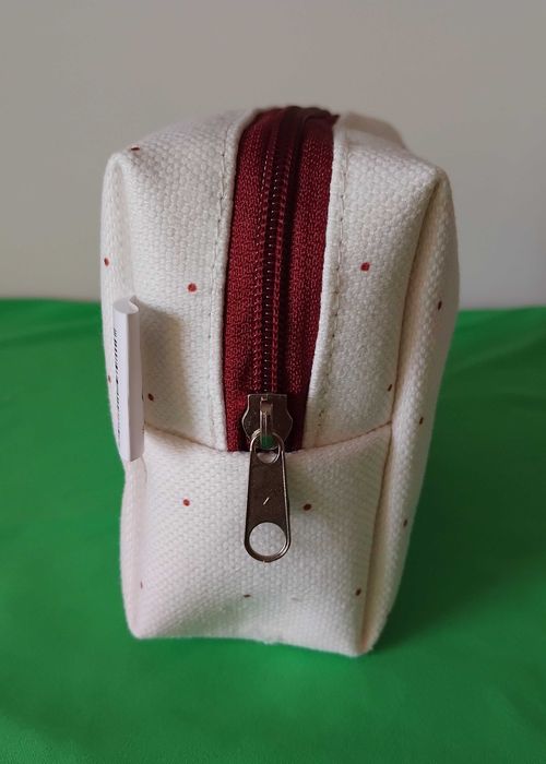 Necessaire com cão e corações