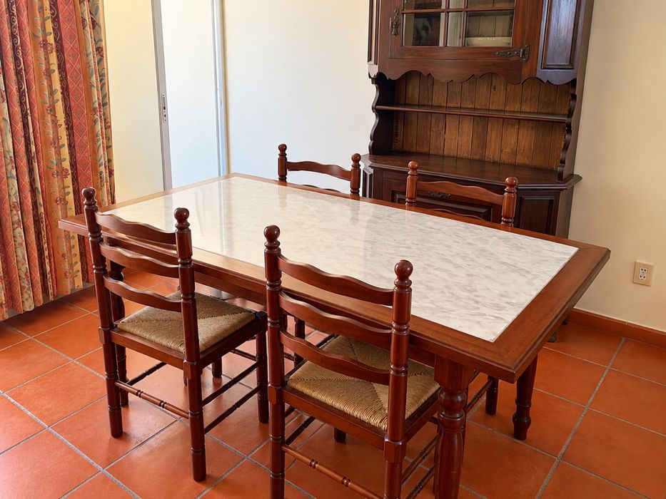 Conjunto de mesas e cadeiras