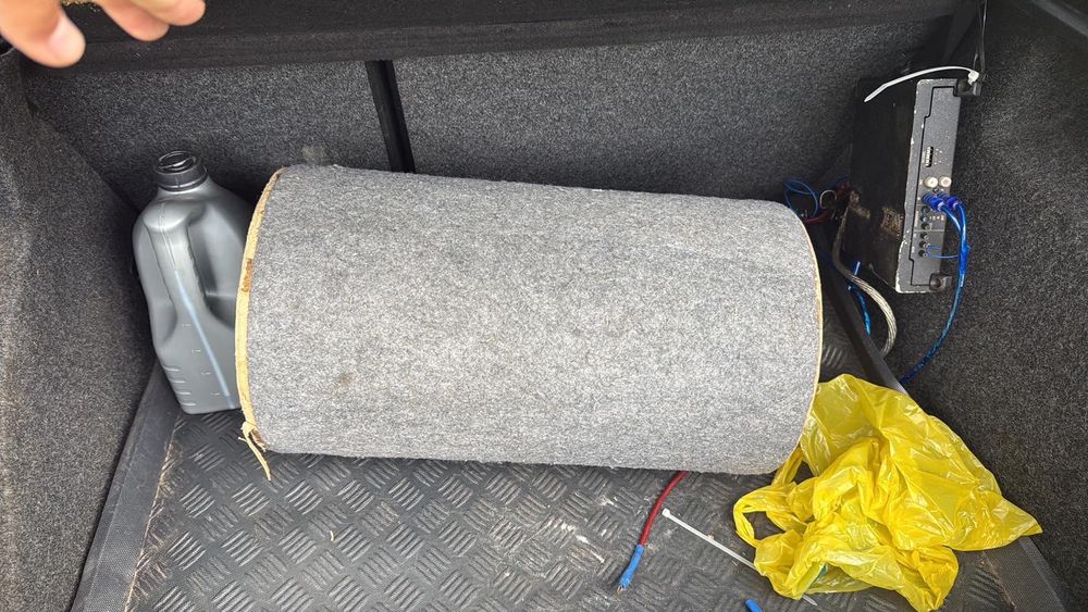 subwoofer samochodowy oraz wzmacniacz