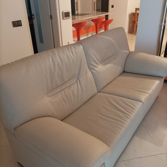 Sofá cinzas de 2 lugares