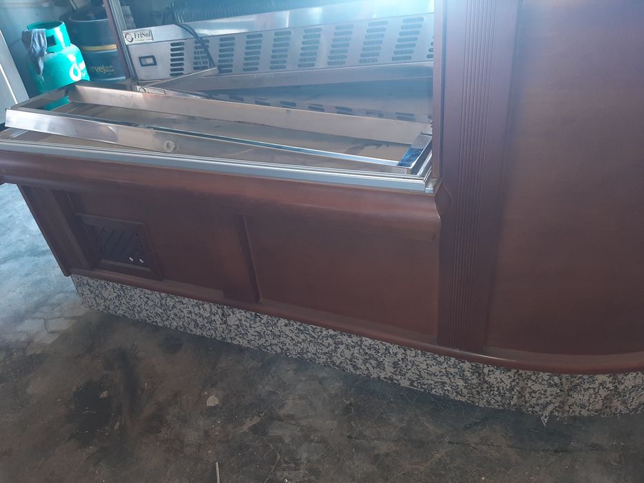 Vitrine refrigerada e balcao frio