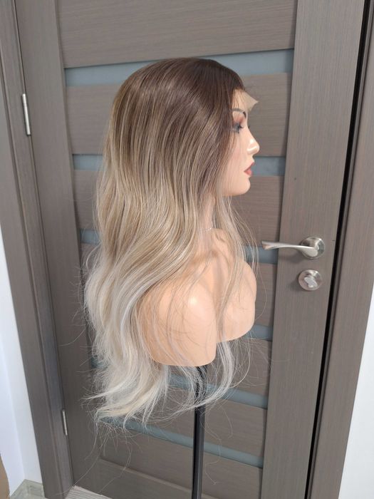 Peruca longa ondulada loira com renda