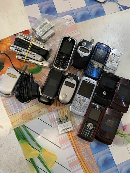 Лот кнопочные телефоны на запчасти.