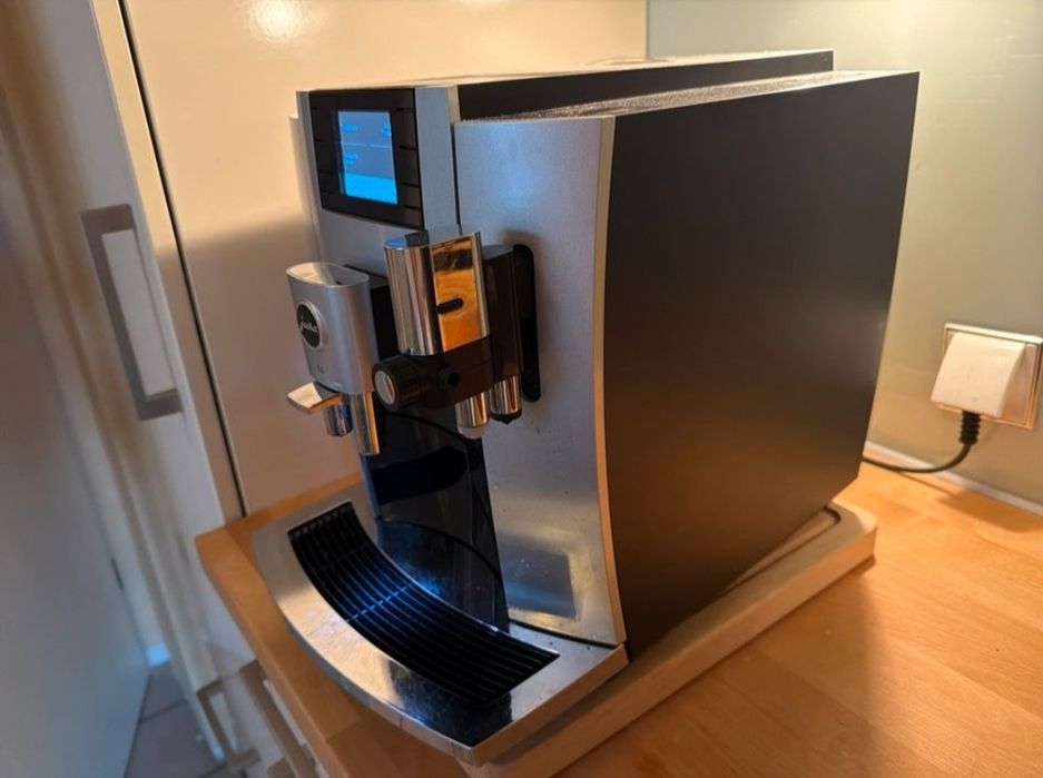 Máquina de café automática JURA E8 (EB)