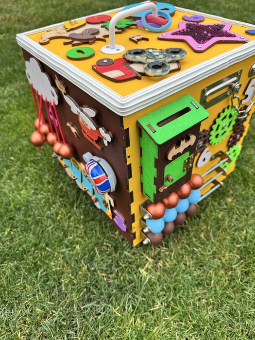 Розвиваючі Бізікуб бізідошка бізіборд для дітей