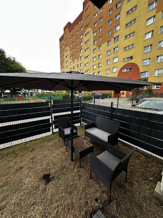 Zestaw foteli turystycznych z sofą i stolikiem na kemping