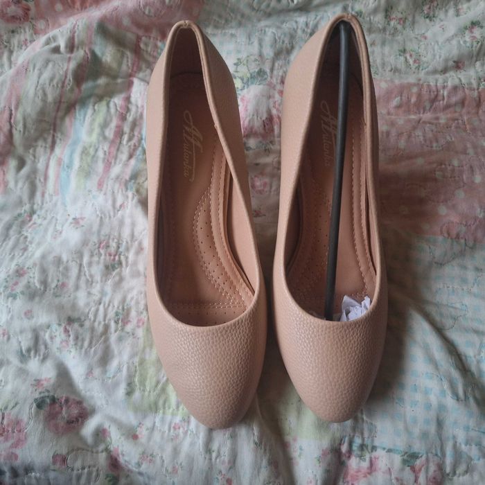 Sprzedam nowe czółenka w kolorze apricot rozmiar 36