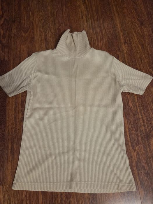 Beżowy kremowy golf z krótkim rękawem