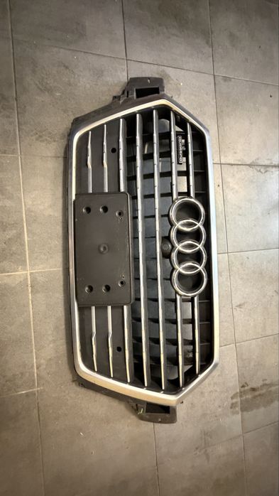 Решітка Б/У AUDI Q7 4M0 під камеру 360