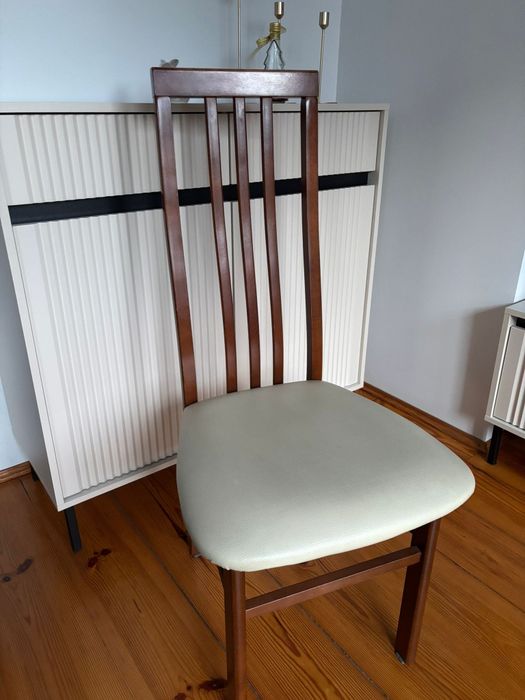 Zestaw sześciu krzeseł