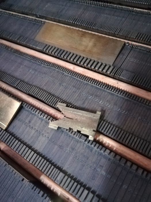 Caixa de Tipografia com placas de latão. 9Kg.