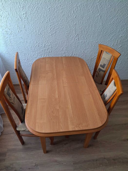 Sprzedam zestaw stół rozkladany i krzesla .