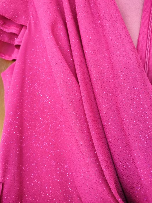 Piękna sukienka z połyskiem asymetryczna