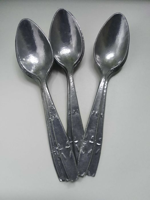 Продам набір тарілок і ложок.