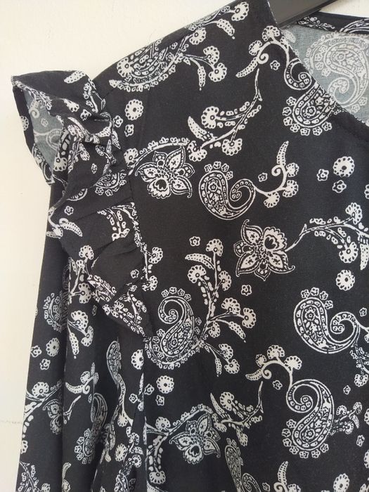Blusa preta peplum com padrão de cornucópias e folhos- Tiffosi- Tam. M