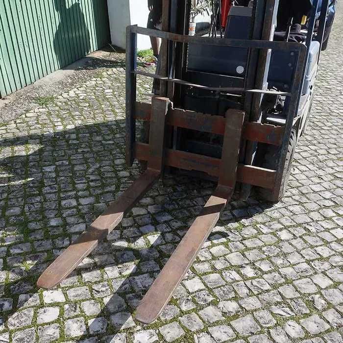 Empilhador Komatsu 1400Kg a Gás, bem estimado.