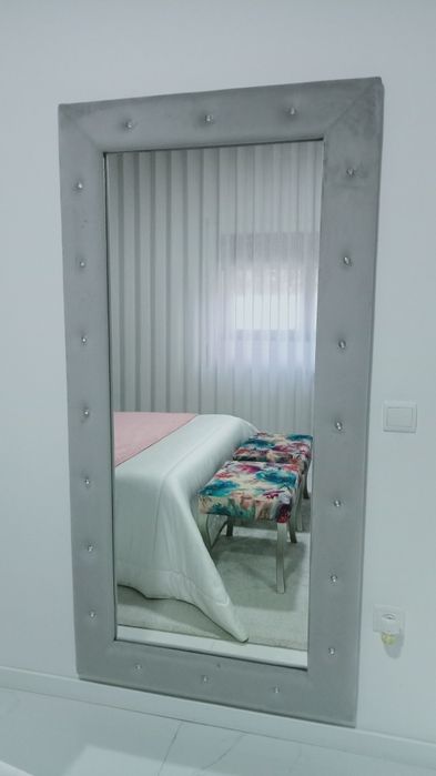 Cabeceira estofada em cinza veludo com espelhos nas laterais e espelho