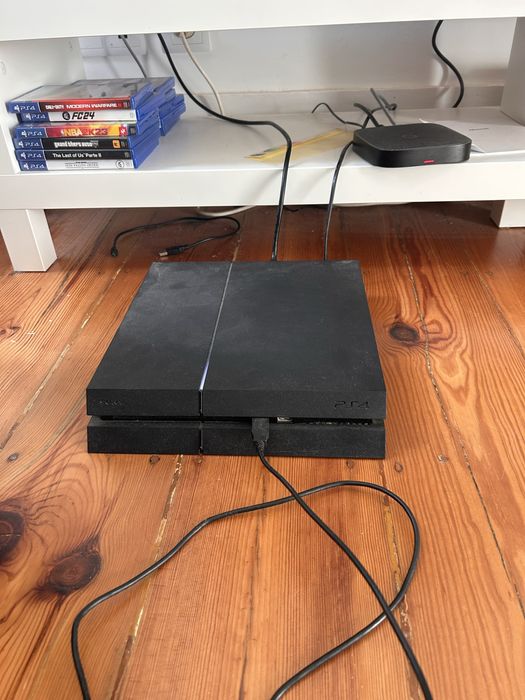 Playstation 4 com 2 comandos e jogos