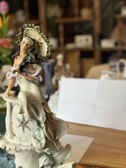 Porcelanowa figurka letni spacer Giuseppe Armaniego