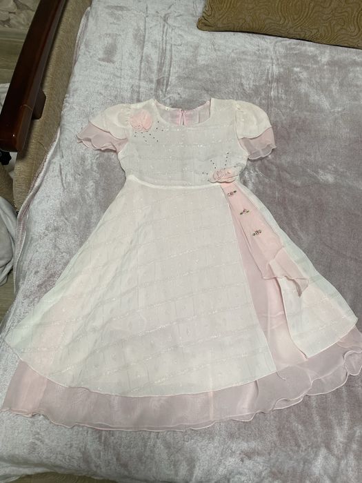 Платье нарядное весенне