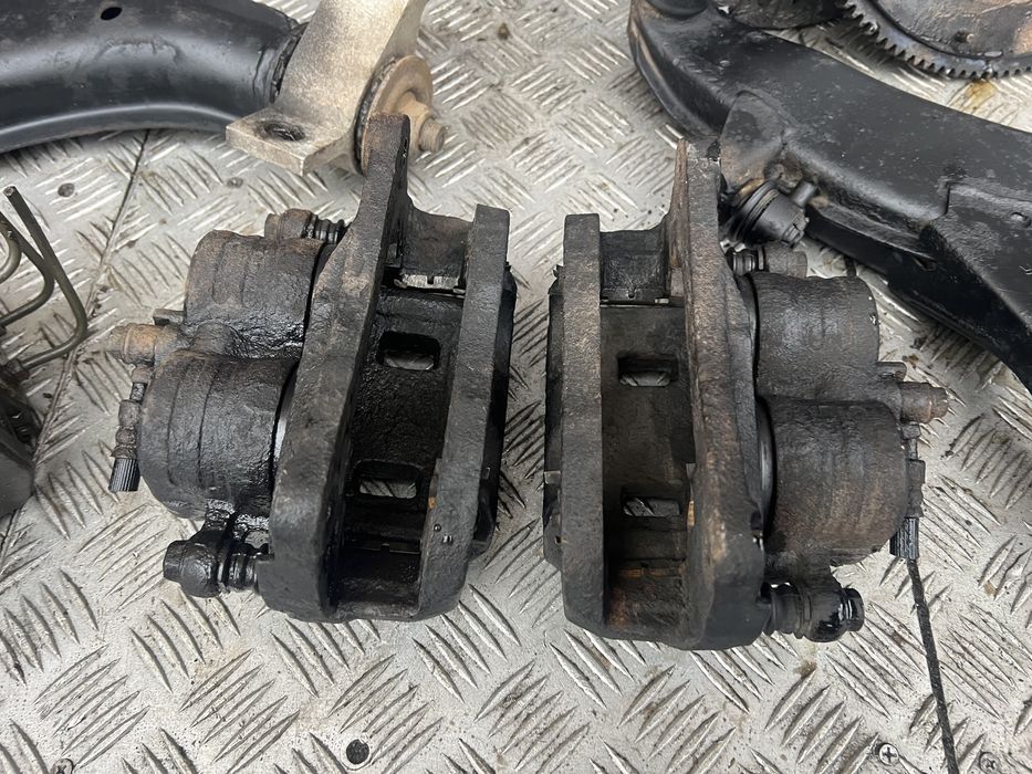 Передний суппорт Субару форестер 04год subaru forester