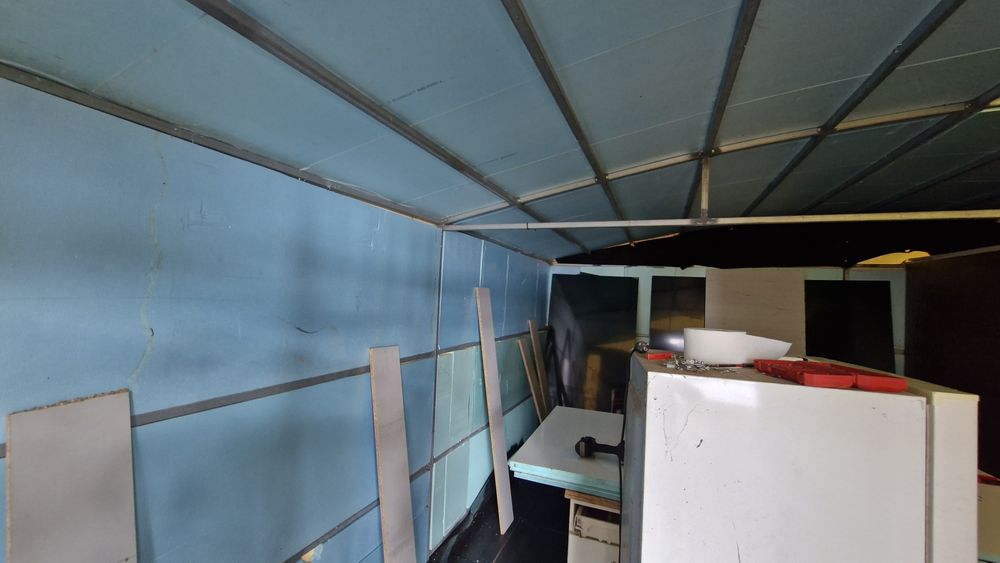 Tenda em estrutura em tubo desmontável.