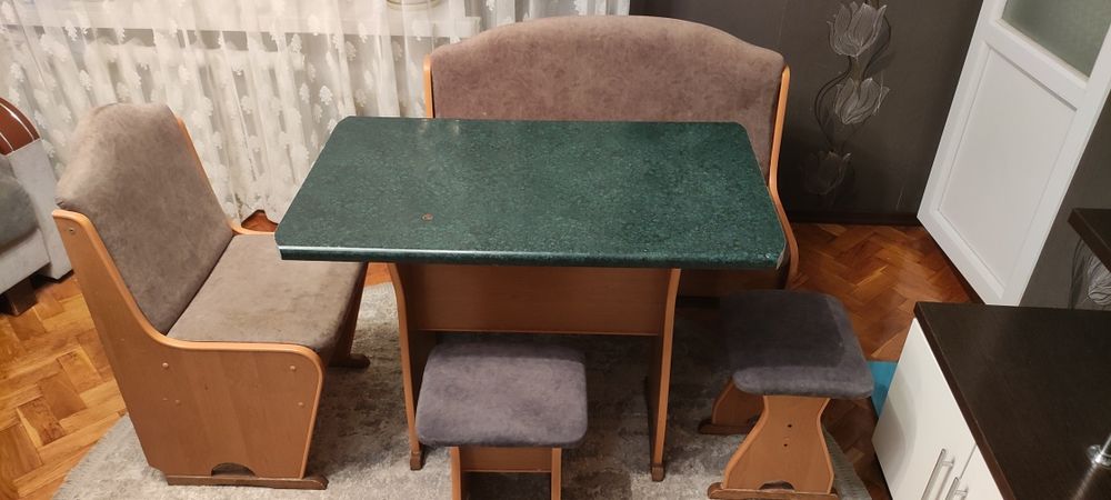 Продається кухонний стіл та крісла